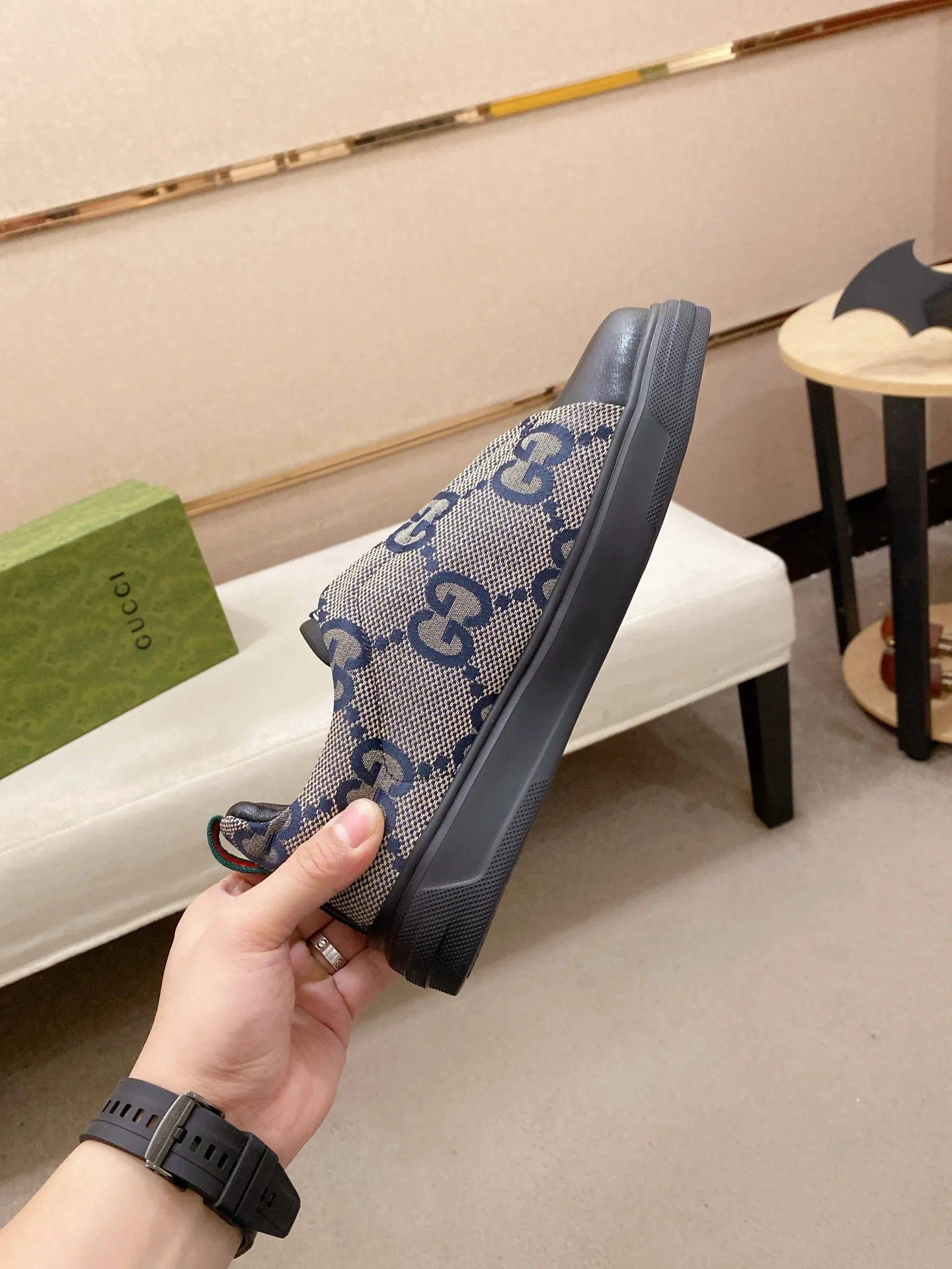 Ex-factory price 400💰【Gucci】Gucci men’s latest series of casual shoes! The official website is built 1:1. The upper is made of imported high-quality cowhide, and the lining is made of high-quality sheepskin, which is soft and comfortable. Picky selection of materials and exquisite workmanship give you the best enjoyment. Number of yards: 38-44 yards.